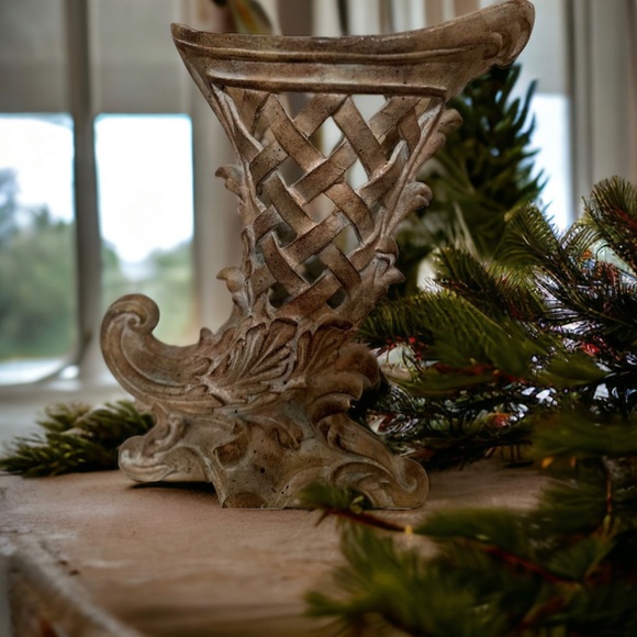 Beatiful Cornucopia Basket Weave Vase - Picture 5 of 15